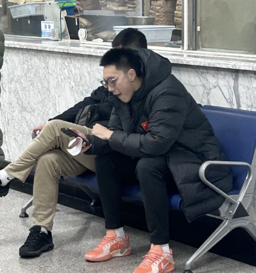 蜘蛛直播app下载-贺希宁曝光胡明轩无缘世预赛原因：膝伤复发 回国第一时间去医院